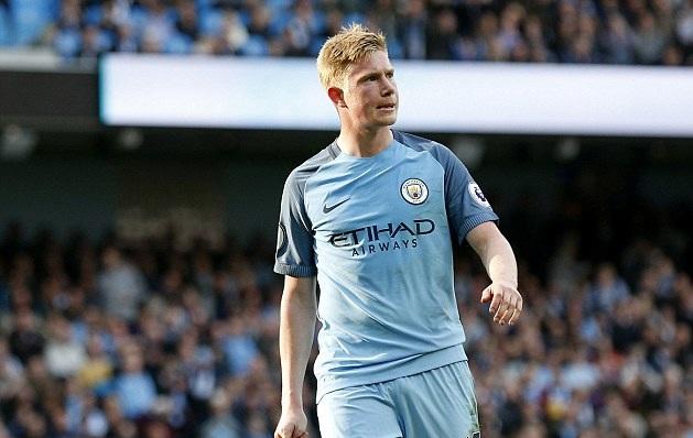 拿来吧你！柏林赫塔球员一把抢过对手教练给球员的战术小纸条