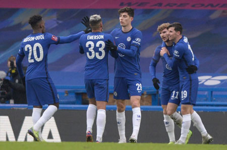 三连冠！上海海港加冕2025赛季中超冠军，摘下队史中超第四星