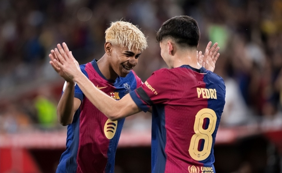 上赛季战绩回顾：广东在上赛季常规赛仅仅取得31胜15负的战绩，最终排名第7，创造球队近些年的常规赛最差排名纪录。