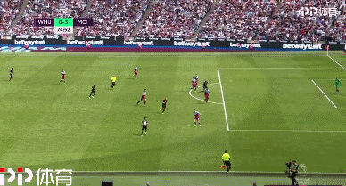 川超自贡队提前出线，奥运冠军高敏献花，全队坐摩托车巡游