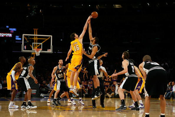 曼联高层对阿莫林分歧曝光，两人力挺两人质疑！12月战绩或定未来